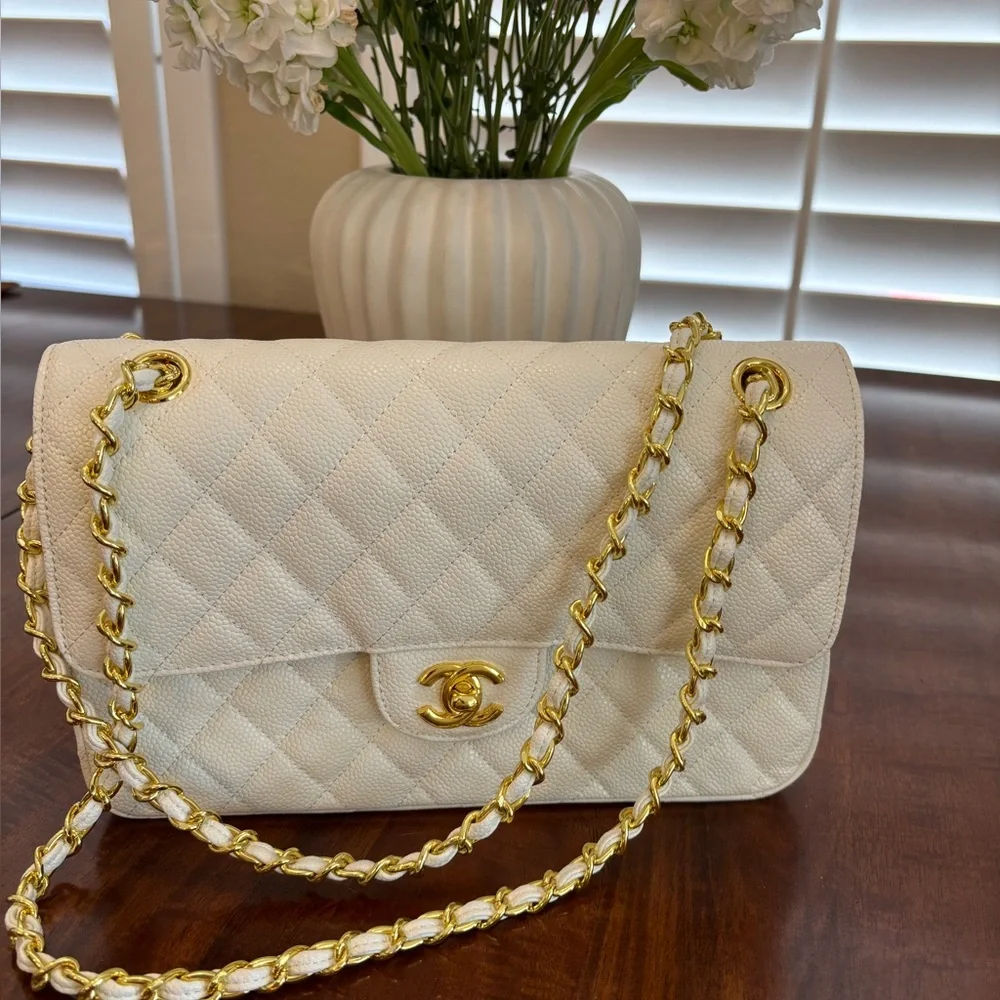 CHANEL White Leather Card Holder with Gold Logo - Picture 4 of 4